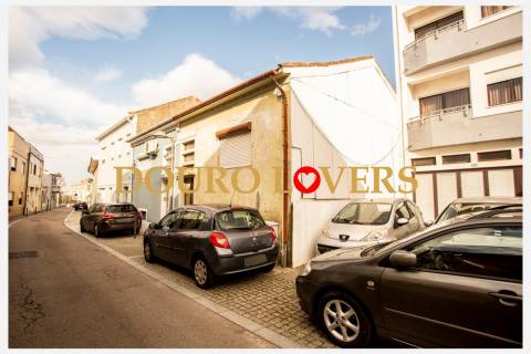 Moradia para recuperar, junto ao HSJoão e polo universitário