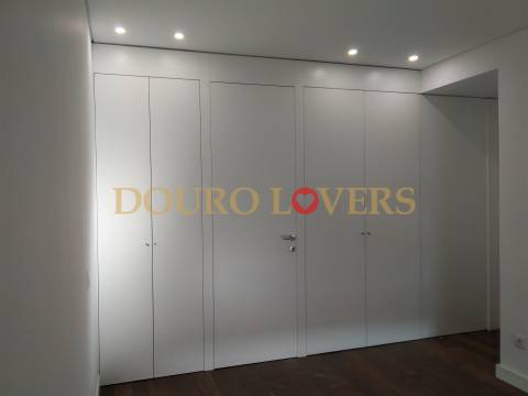 Apartamento T4 renovado na rua Nossa Senhora de Fátima, Boavista