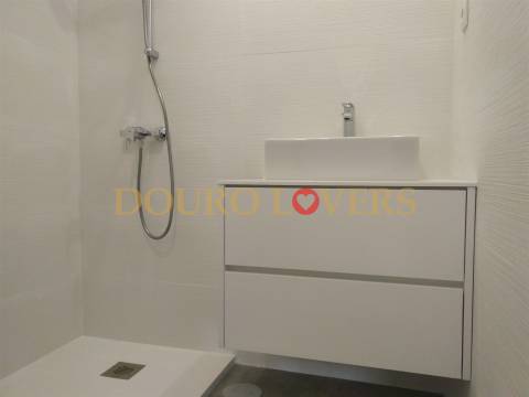 Apartamento T4 renovado na rua Nossa Senhora de Fátima, Boavista