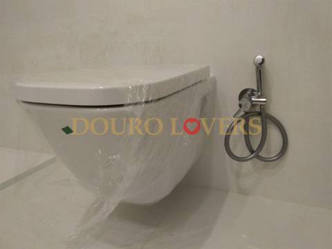 Apartamento T4 renovado na rua Nossa Senhora de Fátima, Boavista