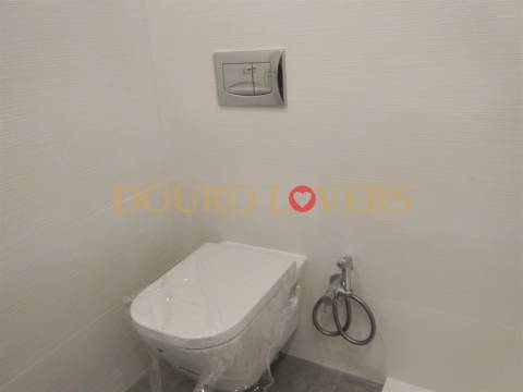 Apartamento T4 renovado na rua Nossa Senhora de Fátima, Boavista