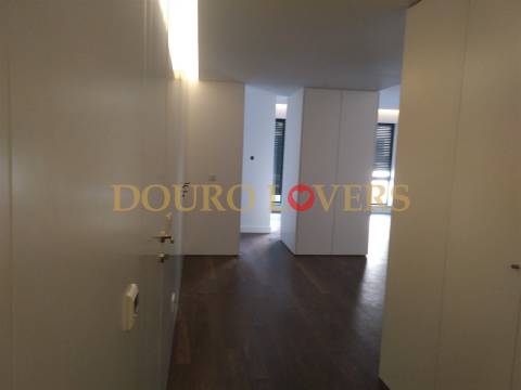 Apartamento T4 renovado na rua Nossa Senhora de Fátima, Boavista