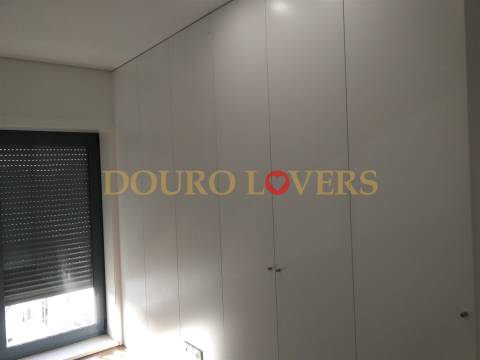 Apartamento T4 renovado na rua Nossa Senhora de Fátima, Boavista