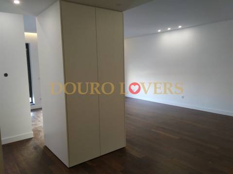 Apartamento T4 renovado na rua Nossa Senhora de Fátima, Boavista