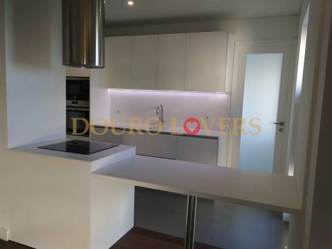 Apartamento T4 renovado na rua Nossa Senhora de Fátima, Boavista