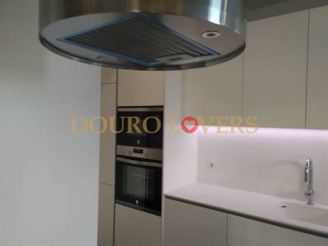 Apartamento T4 renovado na rua Nossa Senhora de Fátima, Boavista