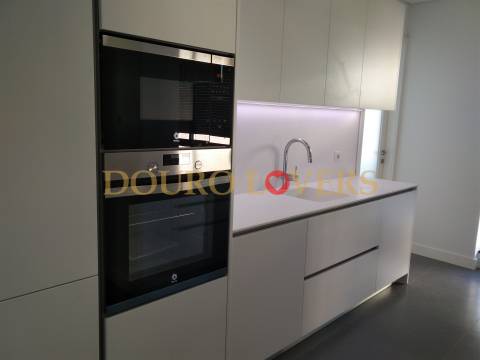 Apartamento T4 renovado na rua Nossa Senhora de Fátima, Boavista