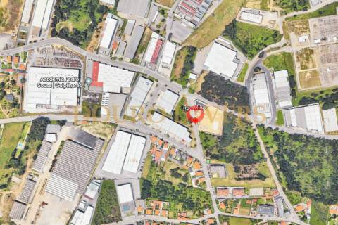 Terreno industrial com projeto aprovado para construção de 2 armazéns na zona Industrial em Serzedo.