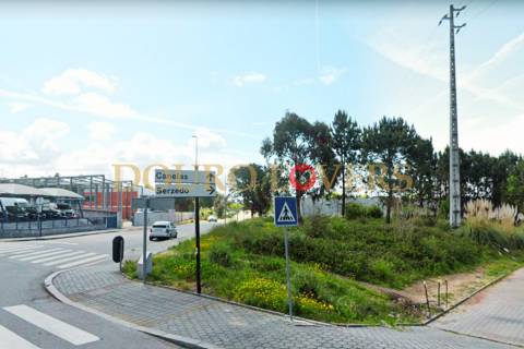Terreno industrial com projeto aprovado para construção de 2 armazéns na zona Industrial em Serzedo.