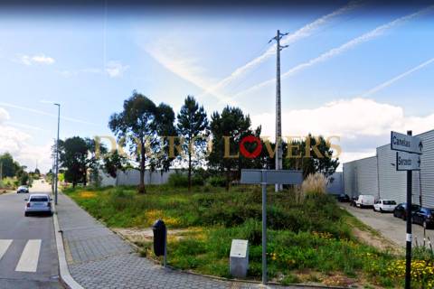 Terreno industrial com projeto aprovado para construção de 2 armazéns na zona Industrial em Serzedo.