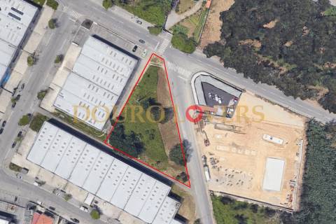 Terreno industrial com projeto aprovado para construção de 2 armazéns na zona Industrial em Serzedo.