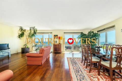 Apartamento T3 para venda na Foz do Douro, junto à Universidade Católica