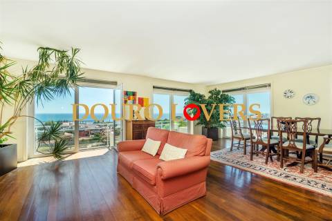 Apartamento T3 para venda na Foz do Douro, junto à Universidade Católica