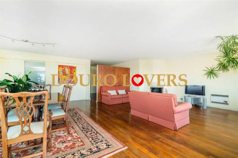 Apartamento T3 para venda na Foz do Douro, junto à Universidade Católica