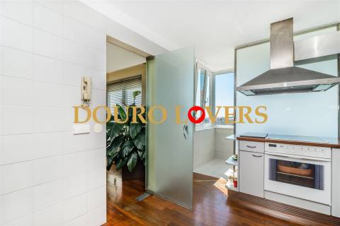 Apartamento T3 para venda na Foz do Douro, junto à Universidade Católica