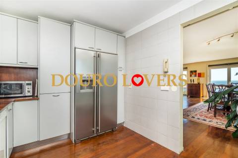 Apartamento T3 para venda na Foz do Douro, junto à Universidade Católica