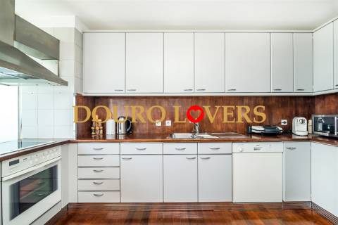 Apartamento T3 para venda na Foz do Douro, junto à Universidade Católica