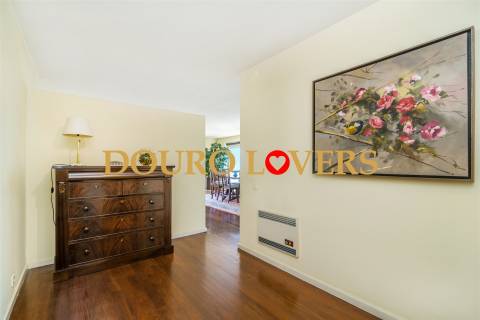 Apartamento T3 para venda na Foz do Douro, junto à Universidade Católica