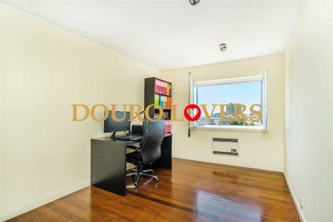 Apartamento T3 para venda na Foz do Douro, junto à Universidade Católica