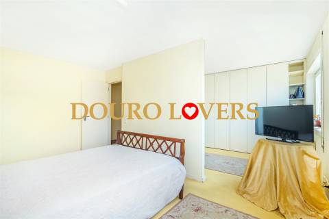 Apartamento T3 para venda na Foz do Douro, junto à Universidade Católica