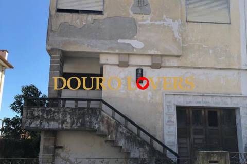 Moradia de 3 frentes localizada em Campanhã, Porto.