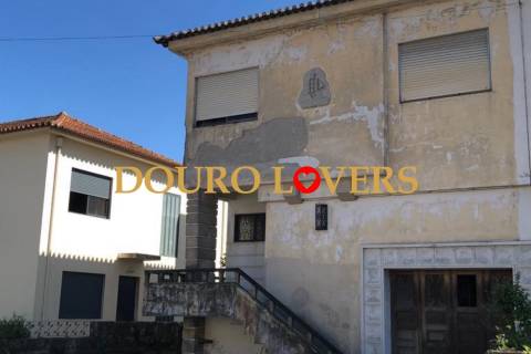 Moradia de 3 frentes localizada em Campanhã, Porto.