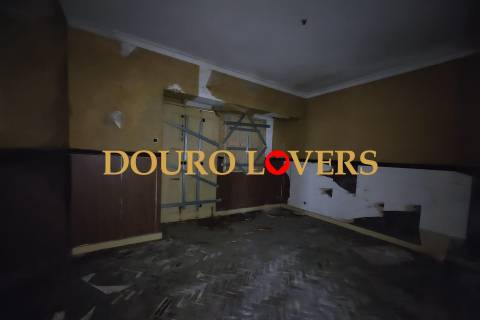 Moradia de 3 frentes localizada em Campanhã, Porto.