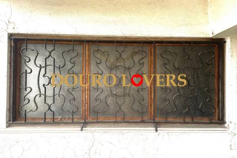 Moradia de 3 frentes localizada em Campanhã, Porto.