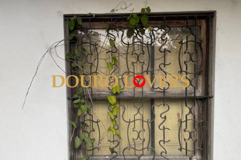 Moradia de 3 frentes localizada em Campanhã, Porto.