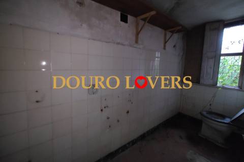 Moradia de 3 frentes localizada em Campanhã, Porto.