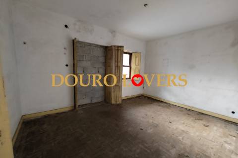 Moradia de 3 frentes localizada em Campanhã, Porto.