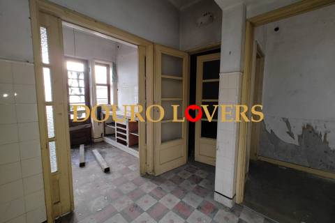 Moradia de 3 frentes localizada em Campanhã, Porto.