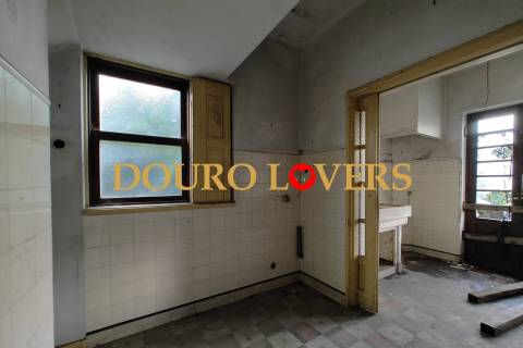 Moradia de 3 frentes localizada em Campanhã, Porto.