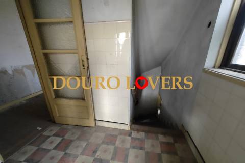 Moradia de 3 frentes localizada em Campanhã, Porto.