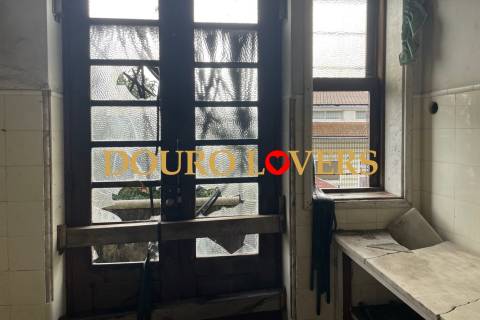 Moradia de 3 frentes localizada em Campanhã, Porto.