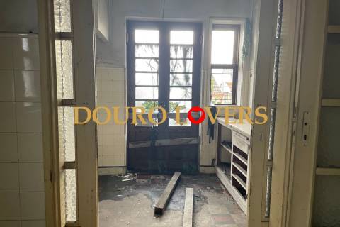 Moradia de 3 frentes localizada em Campanhã, Porto.