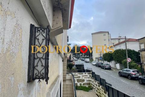 Moradia de 3 frentes localizada em Campanhã, Porto.
