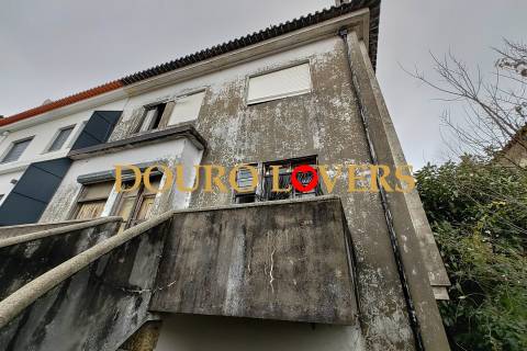 Moradia de 3 frentes localizada em Campanhã, Porto.