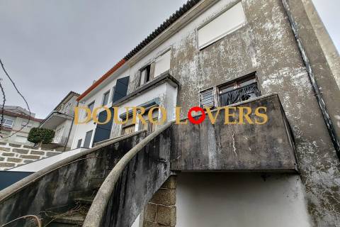 Moradia de 3 frentes localizada em Campanhã, Porto.