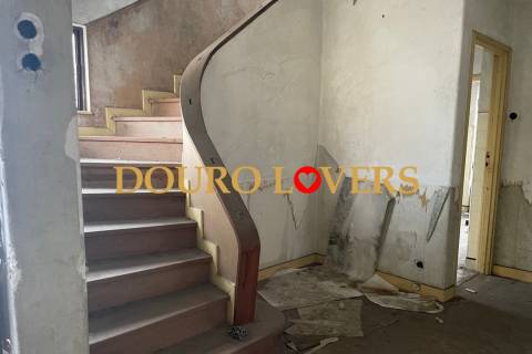 Moradia de 3 frentes localizada em Campanhã, Porto.