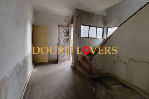 Moradia de 3 frentes localizada em Campanhã, Porto.