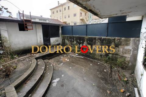 Moradia de 3 frentes localizada em Campanhã, Porto.