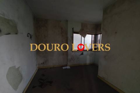 Moradia de 3 frentes localizada em Campanhã, Porto.