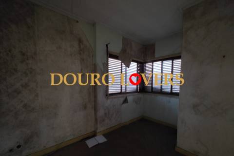 Moradia de 3 frentes localizada em Campanhã, Porto.