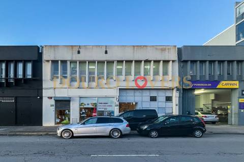 Estabelecimento comercial com luz direta, localizado na zona de Ramalde