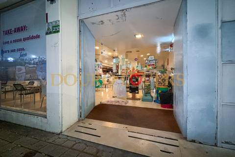 Estabelecimento comercial com luz direta, localizado na zona de Ramalde