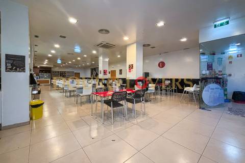 Estabelecimento comercial com luz direta, localizado na zona de Ramalde