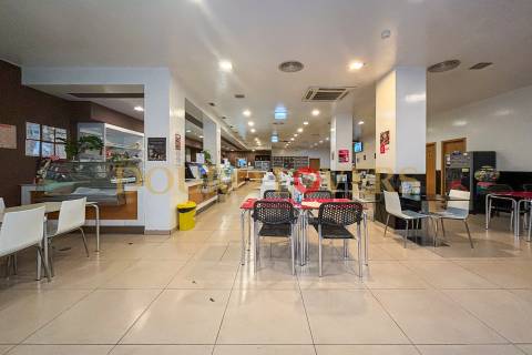 Estabelecimento comercial com luz direta, localizado na zona de Ramalde