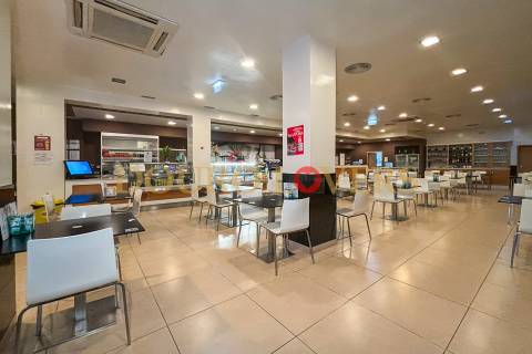 Estabelecimento comercial com luz direta, localizado na zona de Ramalde