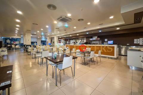 Estabelecimento comercial com luz direta, localizado na zona de Ramalde